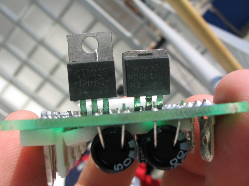 Wnętrze kontrolera mocy. POdwójna dioda - CTL22S oraz MOSFET MTP7 N06E. KOntroler ...